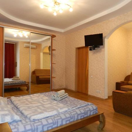 1-Room Apartment 50M2 On Metalurhiv Avenue 17, By Grandhome Zaporizhia Bagian luar foto