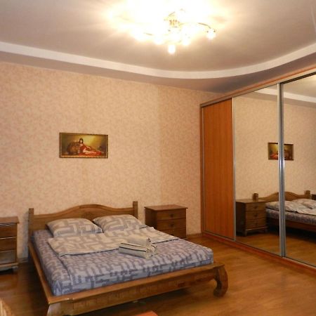 1-Room Apartment 50M2 On Metalurhiv Avenue 17, By Grandhome Zaporizhia Bagian luar foto