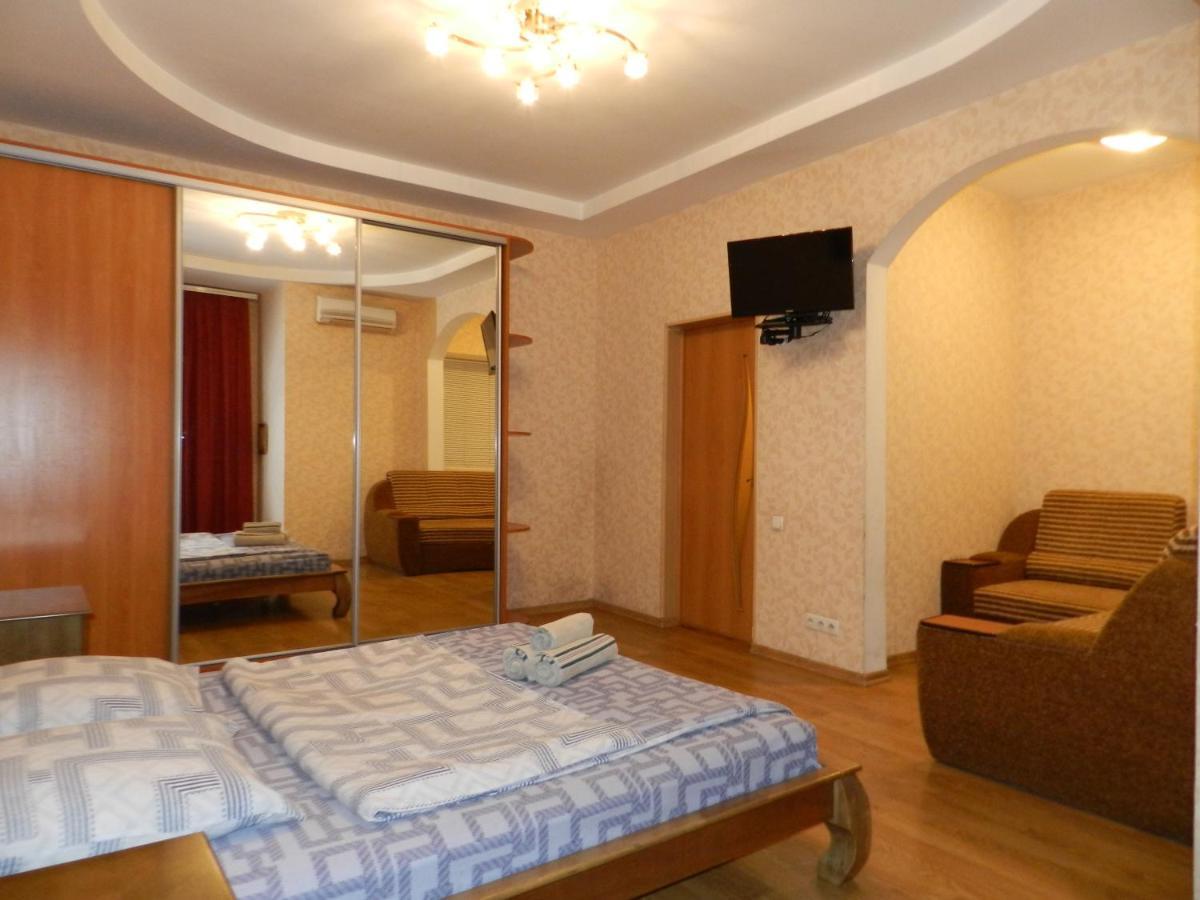 1-Room Apartment 50M2 On Metalurhiv Avenue 17, By Grandhome Zaporizhia Bagian luar foto