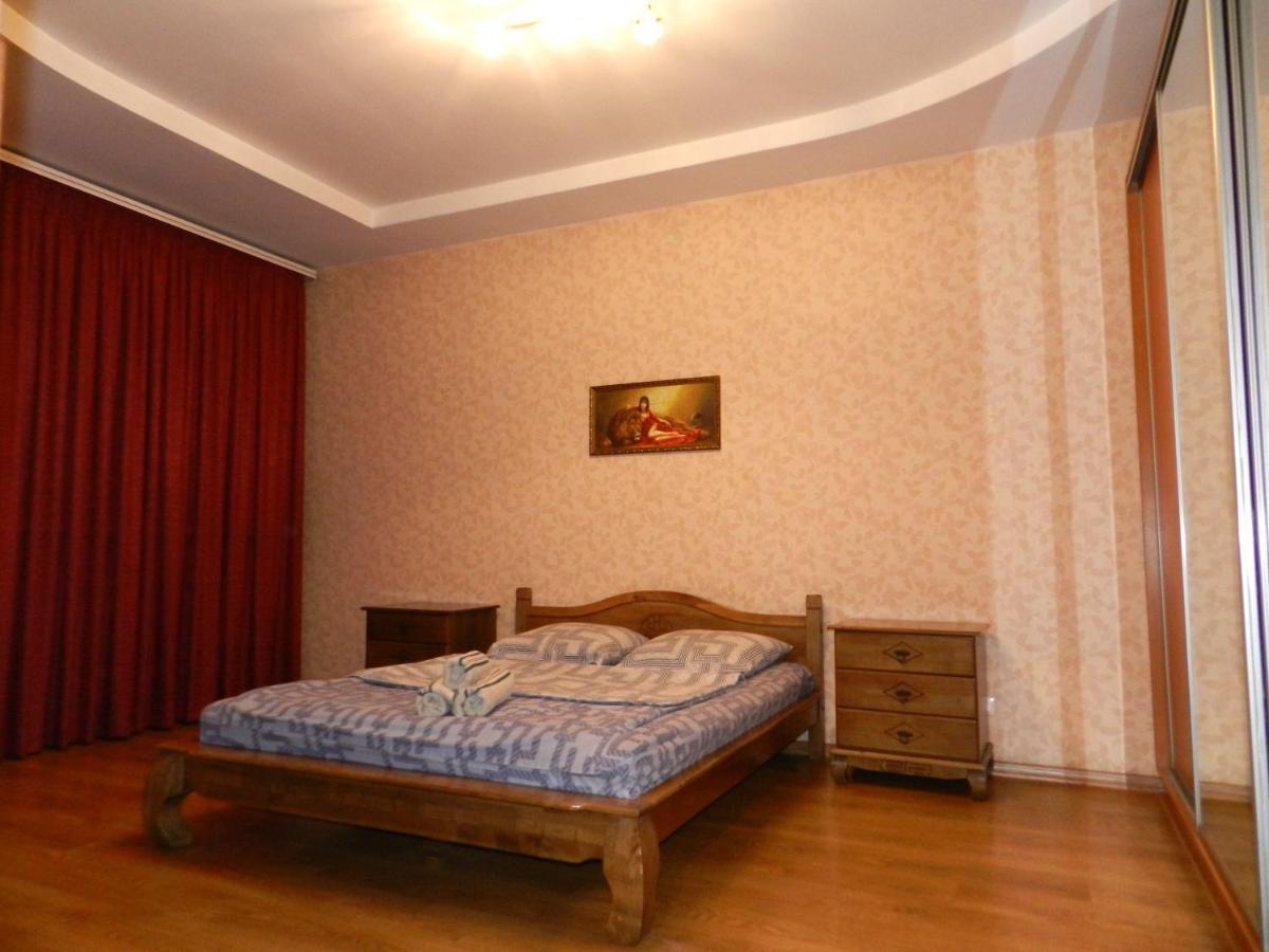 1-Room Apartment 50M2 On Metalurhiv Avenue 17, By Grandhome Zaporizhia Bagian luar foto