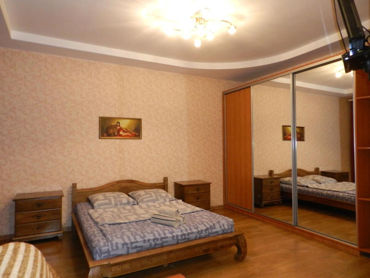 1-Room Apartment 50M2 On Metalurhiv Avenue 17, By Grandhome Zaporizhia Bagian luar foto